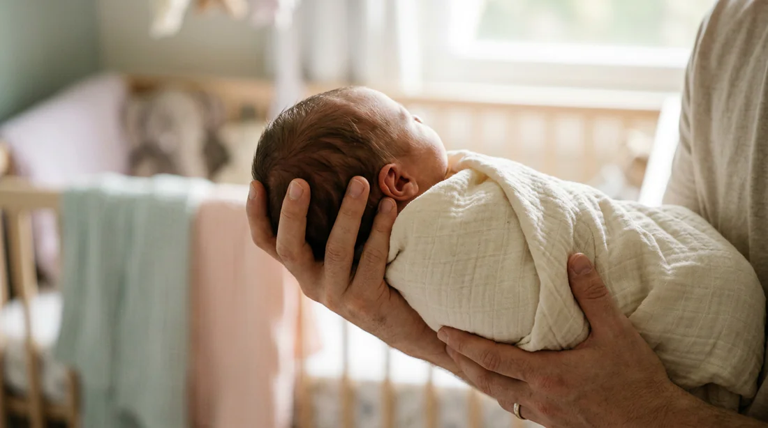 Gros plan sur la technique de soutien de la nuque du bébé