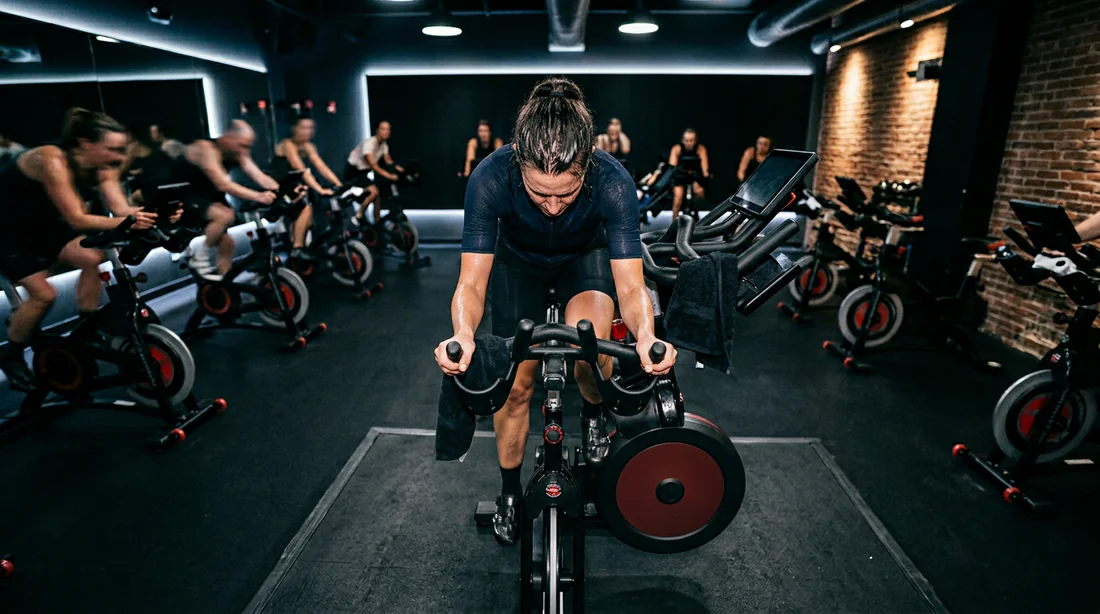 Athlète faisant du vélo de biking en salle